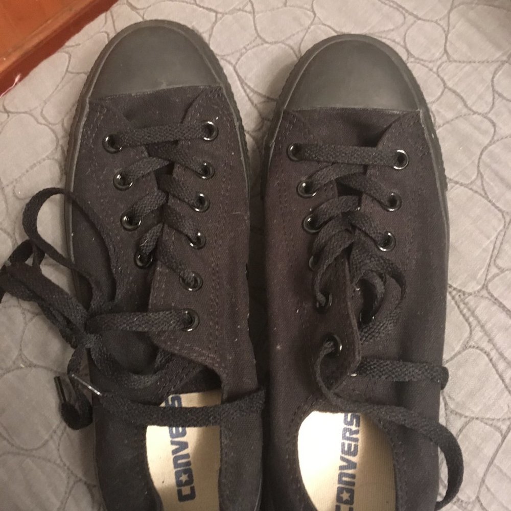 Converse low tops - Size 9